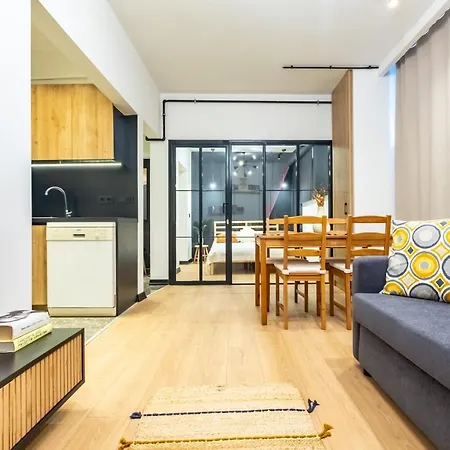 Comfortable And Central Flat Near Kadikoy Shore Close To Popular Attractions In Kadikoy